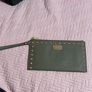 Michael Kors
Clutch Stud Olive Green Wristlet